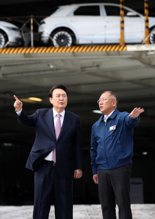 윤석열(왼쪽) 대통령이 9일 현대자동차 울산공장 수출선적부두를 방문, 수출선박에 오르기 전 정의선 현대차그룹 회장의 설명을 듣고 있다. 연합뉴스